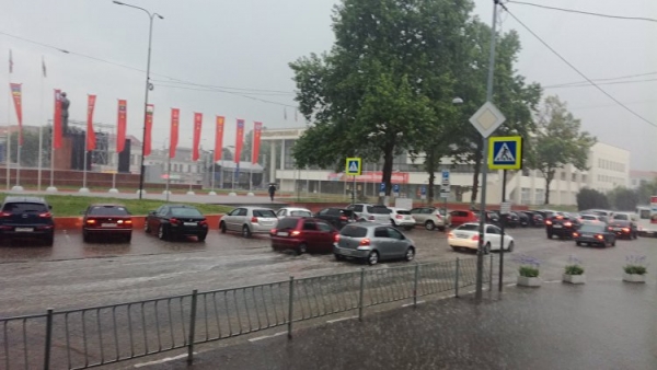 Ливень обрушился на Симферополь: тротуары и дороги ушли под воду .Видео