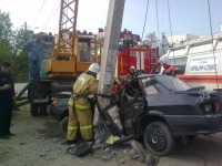 В центре Судака автомобиль врезался в столб - два человека погибли