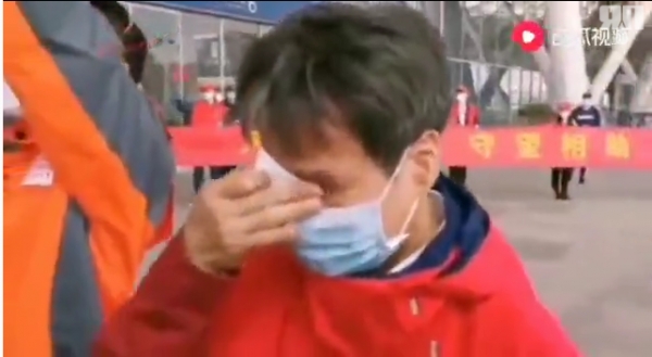 Из зараженных районов Китая вывозят освободившихся медиков. Смотрим как