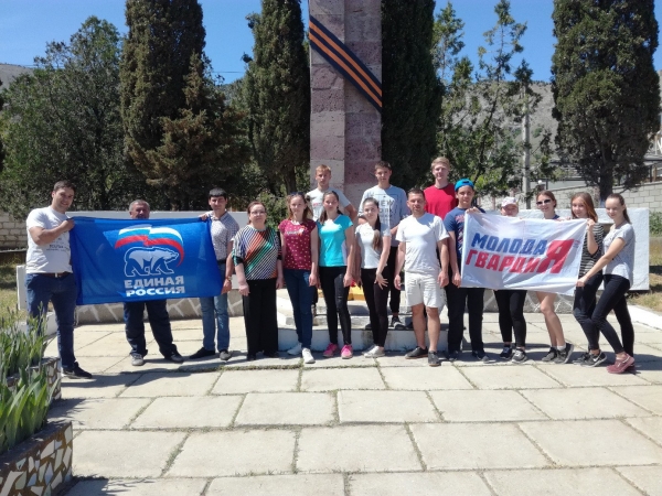 Судакские единороссы и молодогвардейцы провели субботник на территории памятника ВОВ