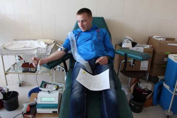 В городе Судак, 17 апреля с 9:00 до 12:00 проходил сбор донорской крови, в помощь послеоперационным больным, собралась большая очередь.автор Андрей Труфанов