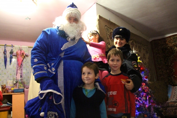 В Судаке Полицейский Дед Мороз поздравил ребят с новогодними праздниками