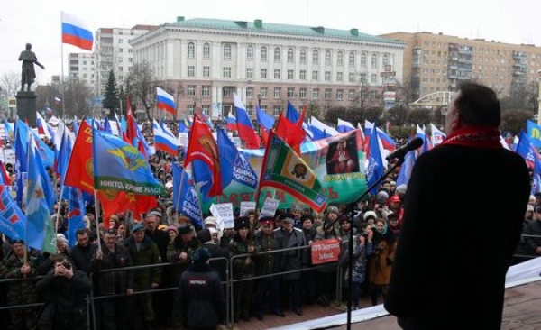 Крым, держись, куряне с тобой!», «Своих не бросаем!», «Фашизм не пройдет!», «Национализму — нет!», «Верим Путину!».