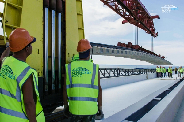 Строители уложили на ж/д части Крымского моста первые рельсы