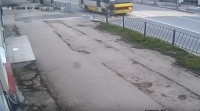 В Севастополе камера зафиксировала, как маршрутка на скорости сбила парня