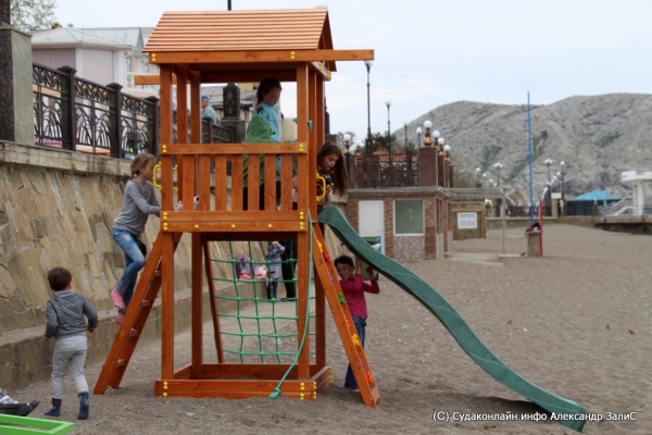 На трех пляжах городского округа Судак появились детские площадки
