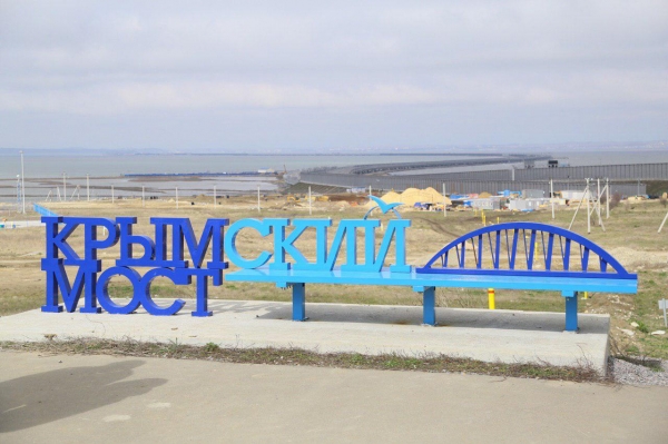 Первый поезд проедет по Крымскому мосту в конце лета