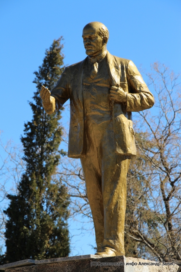 Судак .Памятник  Владимиру Ильичу Ленину восстановлен в городском саду ВИДЕО
