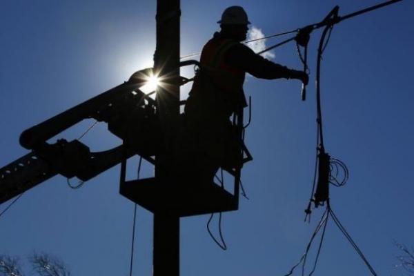 Энергетики занимаются устранением аварии на линии электропередач в селах Солнечная Долина и Богатовка